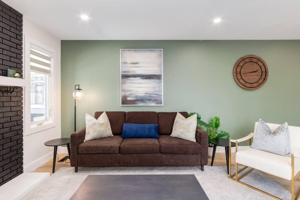 Pet Friendly & Accessible, 4 Beds * Calgary